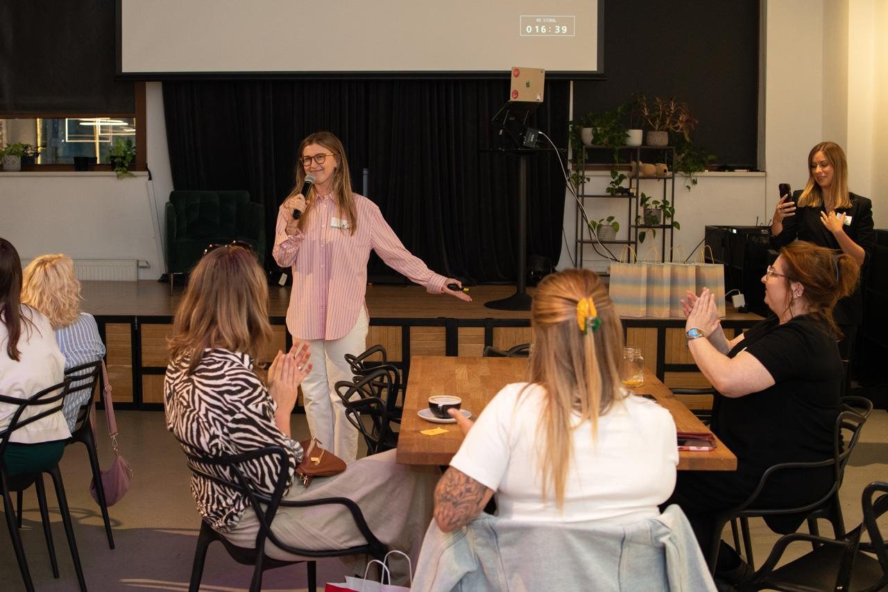 Alicja Szaraniec speaking at a LinkedIn workshop in Wrocław while participants applaud