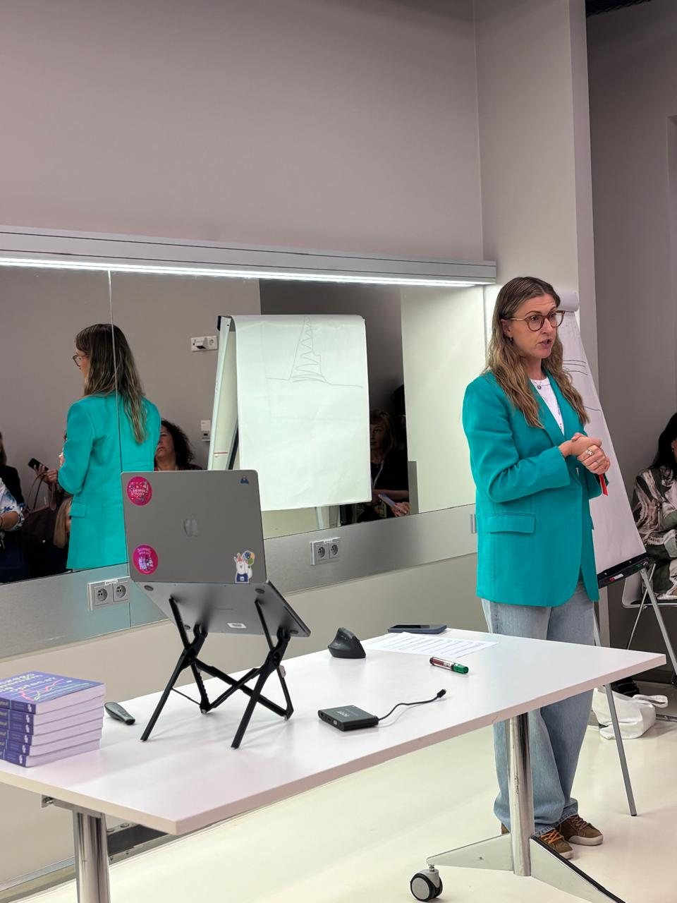 Alicja Szaraniec facilitating a workshop session next to a flipchart